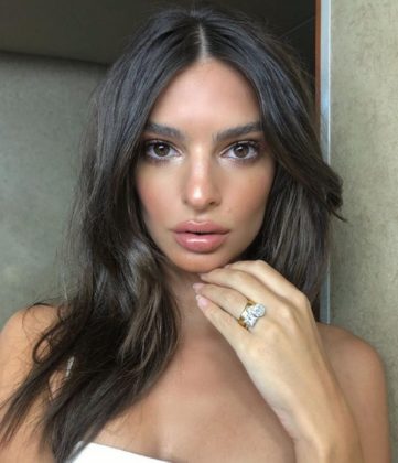 Very small bikini, Emily Ratajkowski shows more than needed ...